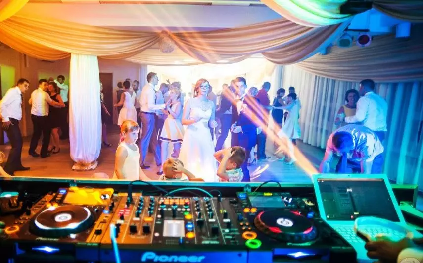 DJ tworzy atmosferę przyjęcia weselnego