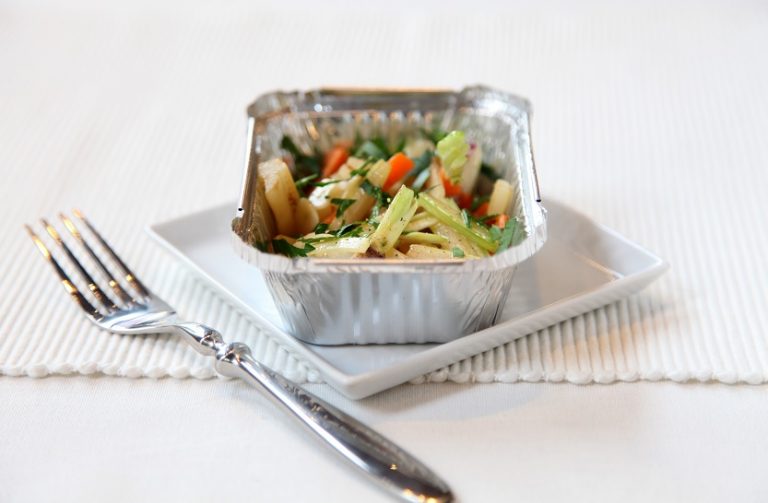 Czy foremki aluminiowe można wkładać do frytkownicy beztłuszczowej (air fryer)?